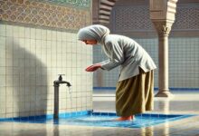 زن متاهلی در حال وضو گرفتن با لباس ساده و محیطی آرام