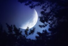 تحقیق کنید چرا ماه شب ها در آسمان دیده میشود